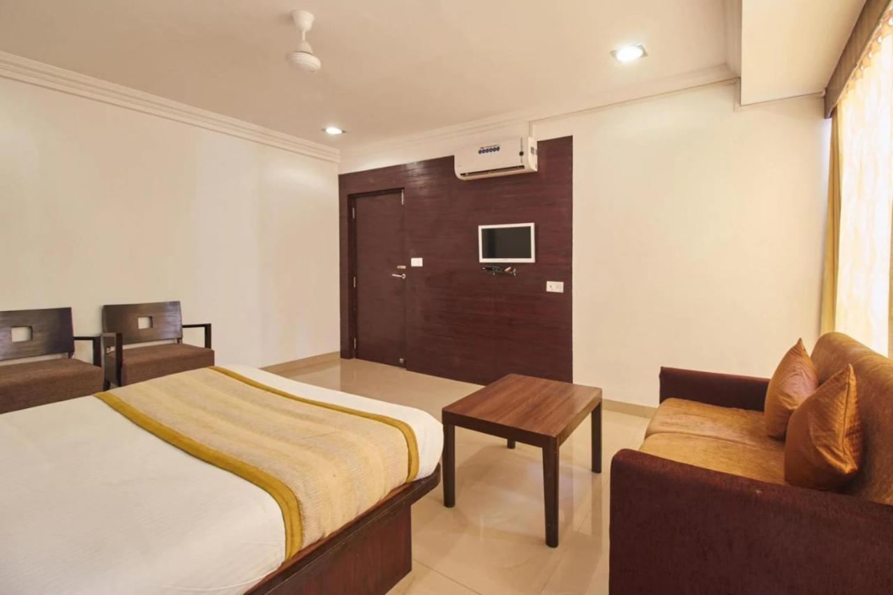 Hotel Shirdi Sai Wada Esterno foto