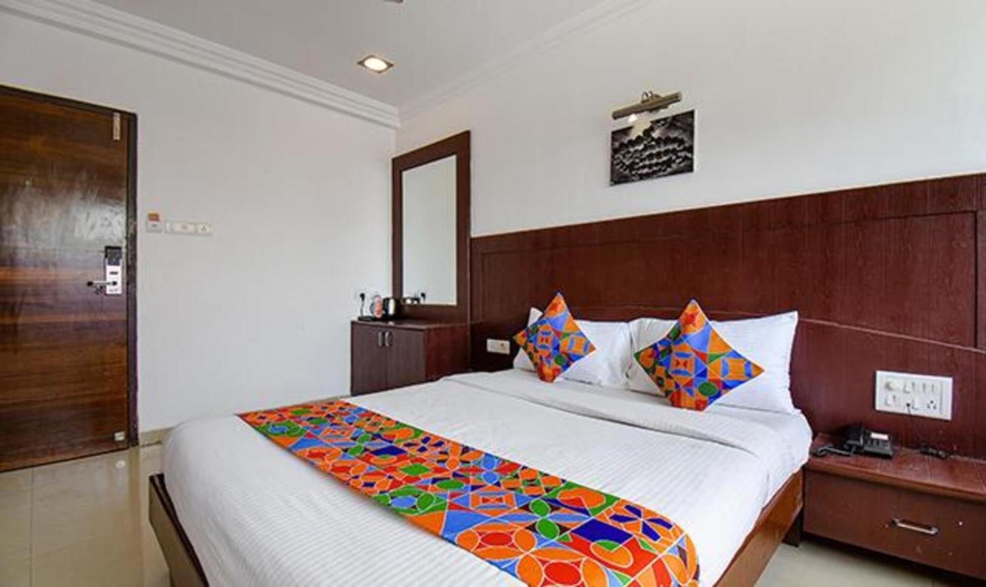 Hotel Shirdi Sai Wada Esterno foto