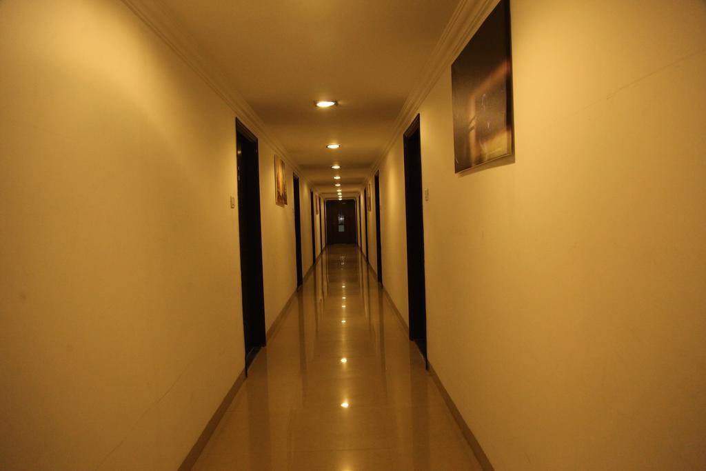 Hotel Shirdi Sai Wada Esterno foto