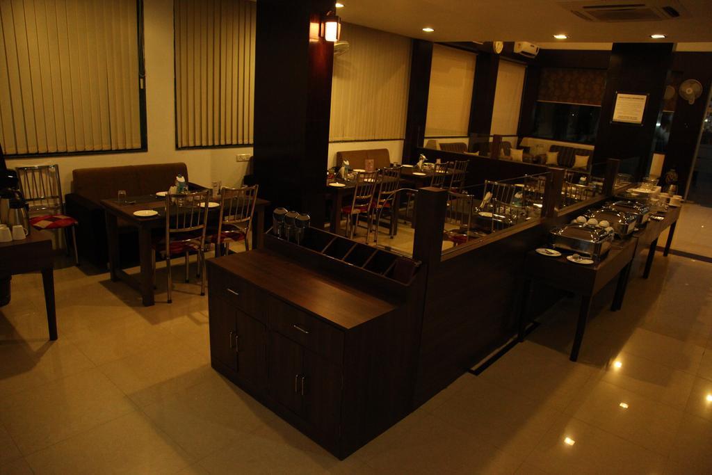 Hotel Shirdi Sai Wada Esterno foto